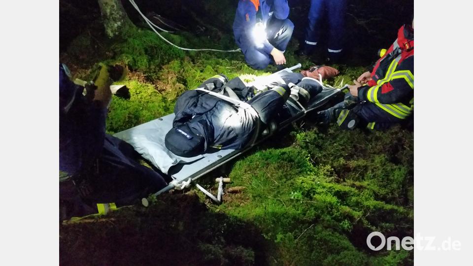 Nach Eingang des Notrufs machten sich die Einsatzkräfte umgehend auf zur Suche des Vermissten. Im steilen Gelände konnte der Verletzte schließlich ausgemacht werden und nach der Ersten-Hilfe-Versorgung unverzüglich die schwierige Bergung mit entsprechender Eigensicherung eingeleitet werden. Zusätzlich erschwert wurde dieser Einsatz durch die Dunkelheit. Bild: dob