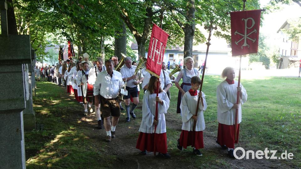 Ministranten, Geistlichkeit und Musiker ziehen zur Kreuzigungsgruppe am Kalvarienberg. Bild: mmj