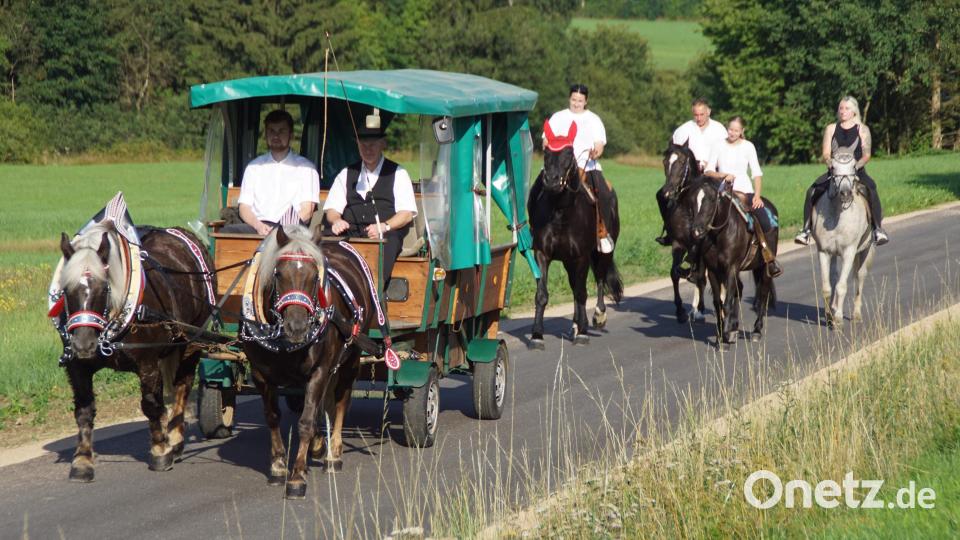 Mit Ross und Reiter geht es zum Wallfahrtsort. Bild: mmj