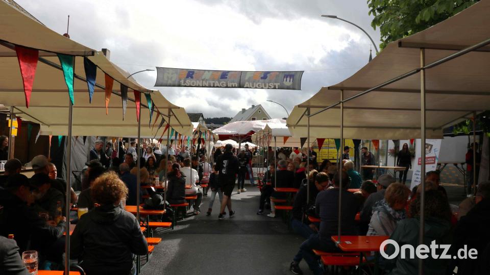 Der Marktplatz ist voll wie bei einem Bürgerfest. Bild: Julia Franz/exb