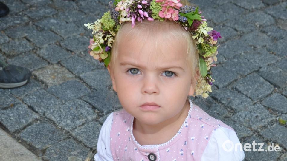 Die kleine Isabella wartet wunderschön bekränzt auf den Festzug. Bild: dob