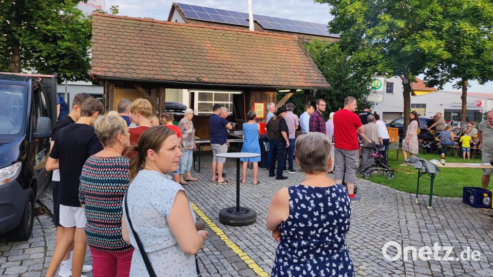 Eine lange bildete sich vor dem Grillstand. Bild: hme