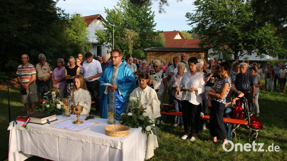 Gut 100 Gläubige wohnen dem Gottesdienst an Mariä Himmelfahrt in Grafenwöhr bei. Bild: sne