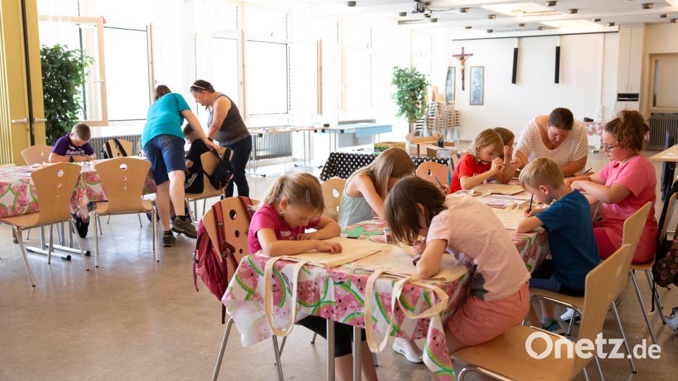 Unter Anleitung der zahlreichen Helfer hatte Tagesverantwortliche Agnes Zirngibl Stofftaschen besorgt, die dann die Kinder mit diesen beiden Spielen bemalen konnten. Bild: krb