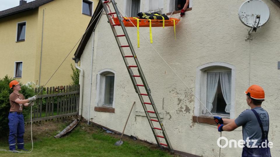 Mit Hilfe von Steckleitern und Einsatz eines Leiterhebels wurde die verletzte Person aus dem Haus gerettet. Bild: dob
