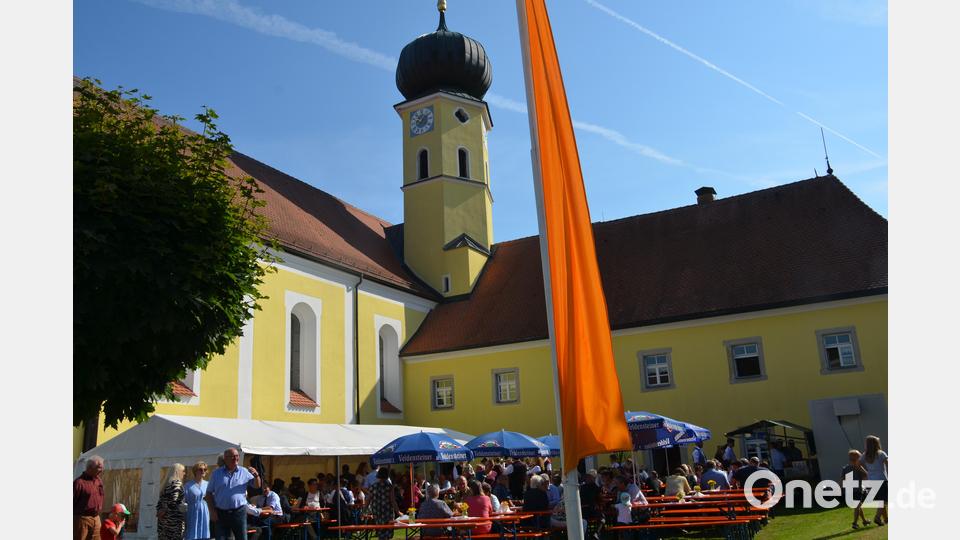 Im Schatten der Pfarrkirche und des Pfarrheims lässt es sich bestens feiern. Bild: dob