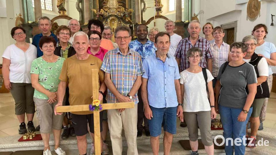 Nach einer sechsstündigen Fußwallfahrt versammelten sich die Frauen und Männer in der Wallfahrtskirche am Hochaltar mit dem Gnadenbild. Bild: gz