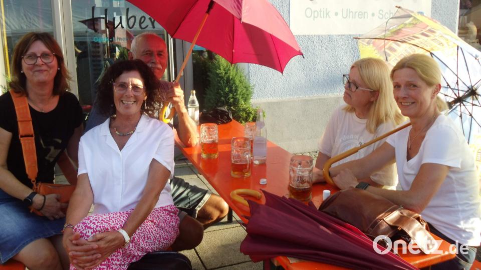 Am Sonntag meinte es St. Petrus gut mit dem Musikzug und seinem Marktplatzfest. Wer unter den Pavillons keinen Schattenplatz fand, behalf sich mit dem selbst mitgebrachten Sonnenschirm. Bild: u