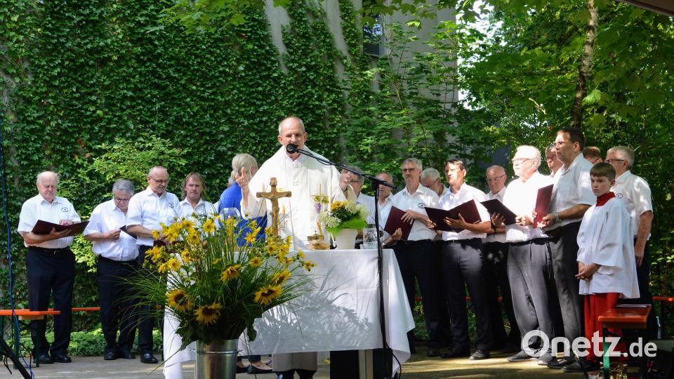 Den Festgottesdienst zelebriert Pfarrer Johann Hofmann. Musikalisch gestaltet wird die Messe vom Männerchor Ehenfeld. Bild: fdl