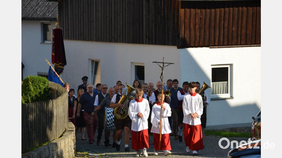 Viele Gäste reihten sich in den langen Festzug vom Feuerwehrgerätehaus zur Pfarrkirche ein. Die Kapelle &quot;Bayrisch Blech&quot; gab den Takt an. Bild: dob