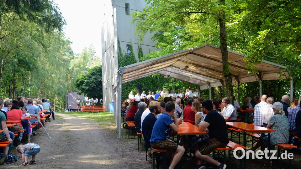Das Blätterdach der hohen Bäume am Fuße des Aussichtsturms spendete Schatten und bildete eine herrliche Kulisse beim Gottesdienst und dem weltlichen Teil des Festes. Bild: fdl