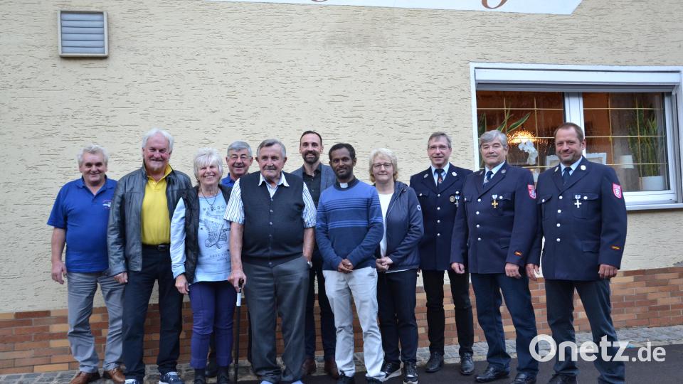 Johann Sauer (Fünfter von links) aus Ödpielmannsberg feiert mit vielen Graulanten. Bild: gi
