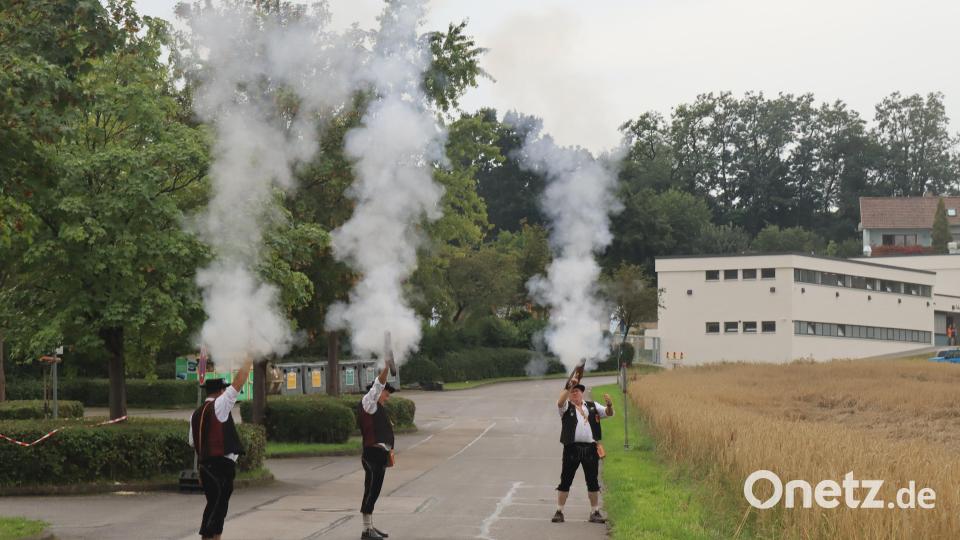 Die Böllerschützen des Heimatvereins unter der Leitung von Hubert Haas liesen es ordentlich krachen zur Riedener Kirwa 2023. Bild: mrr