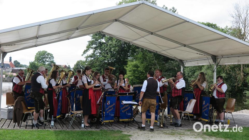 Souverän leitete Renè Pascal Bauer die Stadtkapelle Kemnath beim dritten Seebühnenkonzert in dieser Saison. Bild: jzk