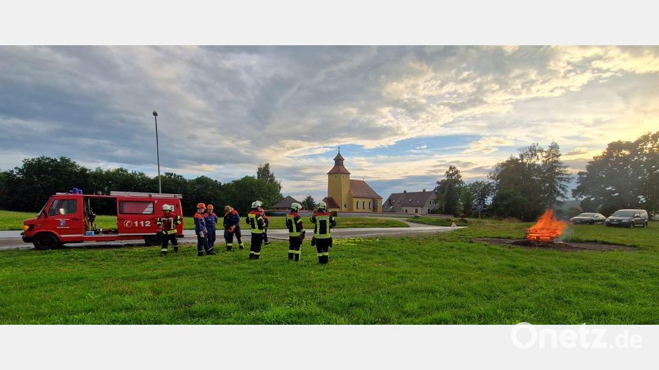 Gegenüber der St. Thomas Kirche loderten plötzlich Flammen auf. Nicht die Menge des Wassers war hier entscheidend, jedoch der richtige Einsatz des Löschstrahls. Bild: dob