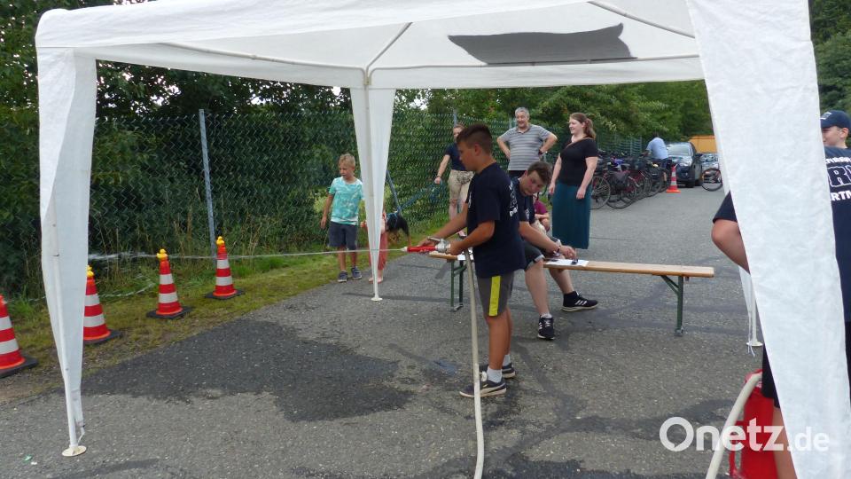 Im Ferienprogramm können sich die Kinder an der Kübelspritze versuchen. Bild: sl