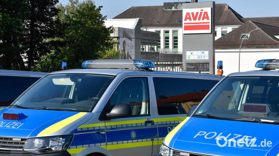 Überall Polizeiautos: Rund um das Gregor-Mendel-Gymnasium standen die Fahrzeuge der Sicherheitskräfte. Bild: Petra Hartl