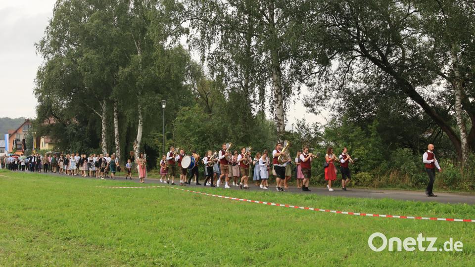 Der Festzug vom Marktplatz im Anschluss an den Festgottesdienst auf dem Weg zum Kirwa-Gelände, allen voran die Blaskapelle St. Georg Rieden, dahinter Kirwapaare, Bürgermeister, Markträte und die Fahnenabordnungen der Vereine. Bild: mrr