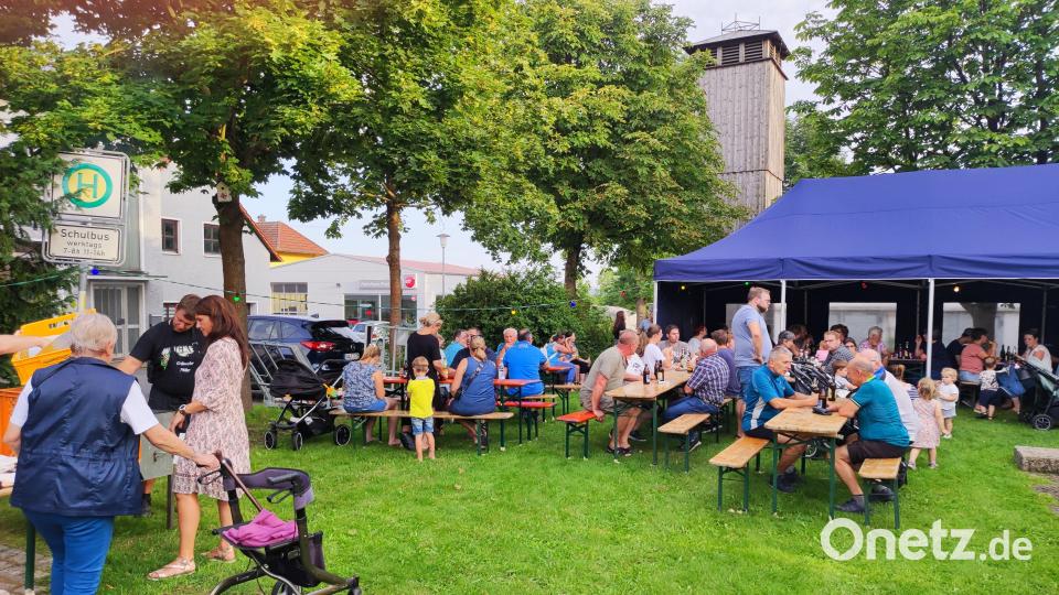 Alle Bänke und Tische war beim beim Brunnenfest in Neudorf besetzt. Bild: hme