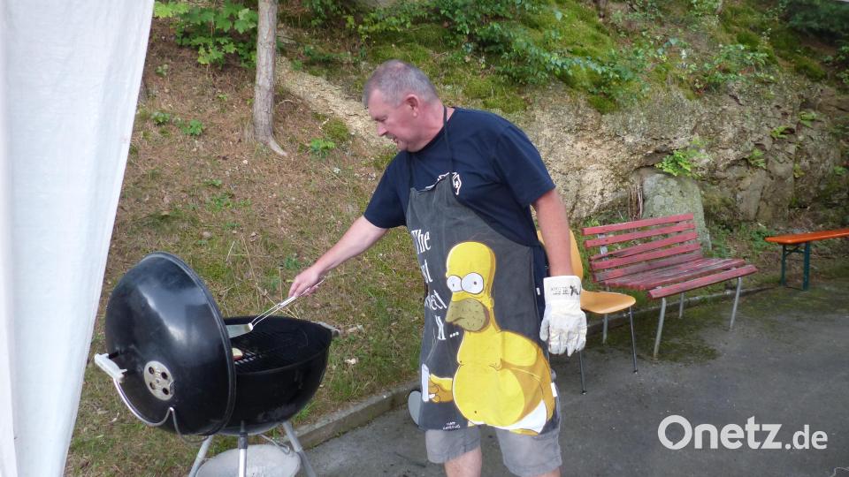 Der Grillmeister brutzelt Burger. Bild: sl