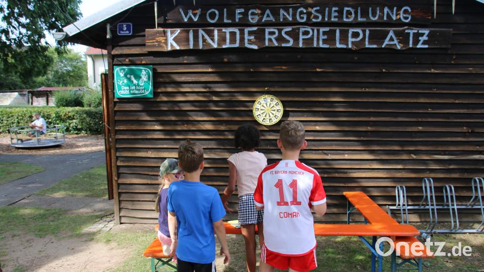 Die Kinder beweisen sich am Dartwurf. Bild: sne