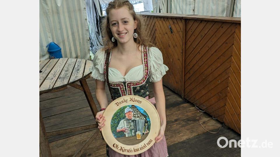 Hanna Appel zeigt eine der Scheiben, die sie bemalt hat. Bild: rrd