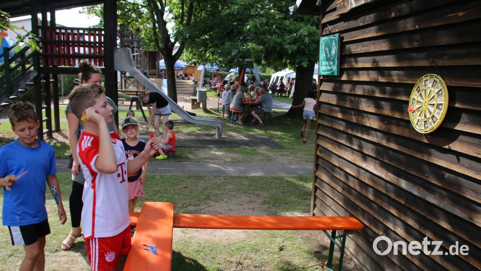 Die Kinder beweisen sich am Dartwurf. Bild: sne