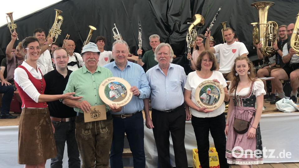 Von links Marina Rischan, Oberkellner Thorsten Stöwsandt, Klaus Hauenstein, Landrat Richard Reisinger, Günther und Ria Zuber sowie die junge Scheibenmalerin Hanna Appel. Im Hintergrund zollen die Musikanten mit ihren erhobenen Instrumenten Respekt und Beifall Bild: rrd