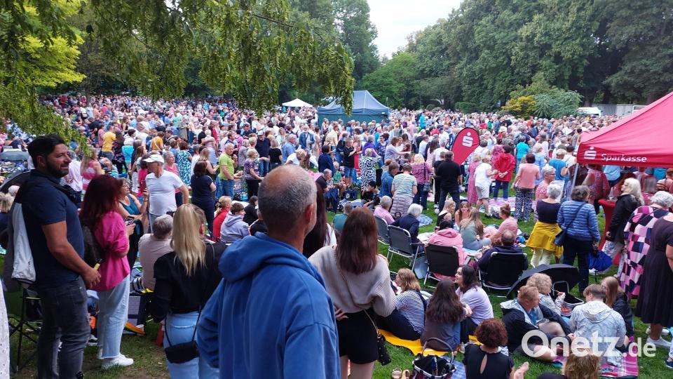 Über 4000 Besucher wollen ein letztes Mal für dieses Jahr die Serenaden im Max-Reger-Park in Weiden erleben. Bild: Kunz