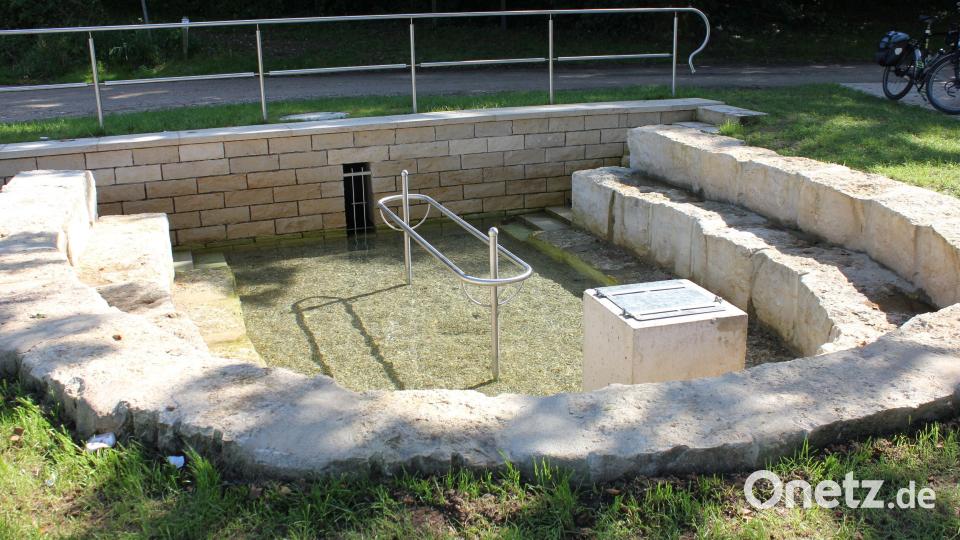 Kneipp-Becken am Schwärzbrunnen in Utzenhofen. Bild: aun