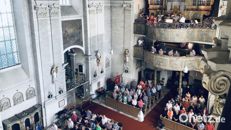 Allein während der Gottesdienste um 8.30 Uhr und 10.15 Uhr kamen weit über 400 Gläubige, um den Festtag Mariä Himmelfahrt und das Patrozinium in Fuchsmühl mitzufeiern. Bild: wro
