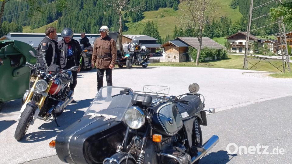 1978 haben einige junge BMW-Motorradfreunde aus Hirschau und Schnaittenbach ihr erstes, noch privates Motorradtreffen abgehalten. Zum 45-Jährigen geht es nun in die Berge (vorn, von links): Wolfgang Müller, Andy Müller und Bernhard Graf, im Hintergrund: Werner Hofmann. Bild: u