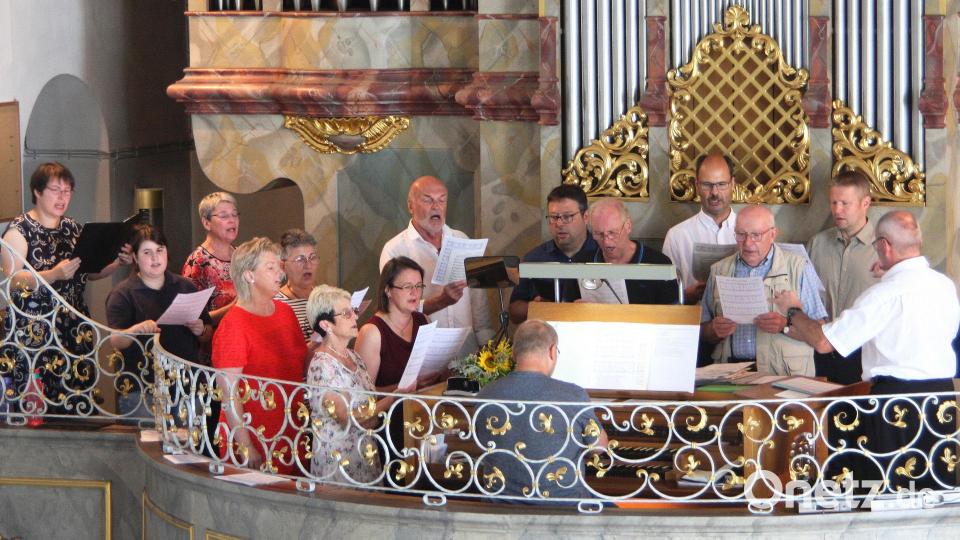 Zur Aufführung kam die von Wolfgang Amadeus Mozart komponierte Krönungsmesse. Die Leitung hatte Werner Fritsch (rechts). Bild: wro