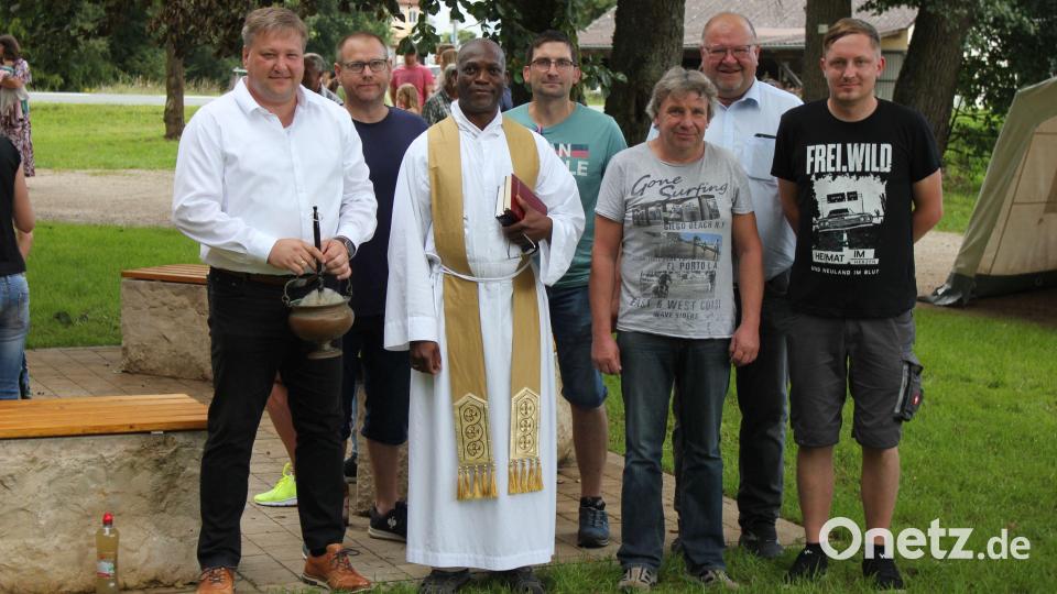 Bürgermeister Stefan Braun, Pfarrer Ccharles Nwarmiro, Vereinsvertreter, Bauhofleiter und Firmenvertreter nach der Einweihungsfeier. Bild: aun