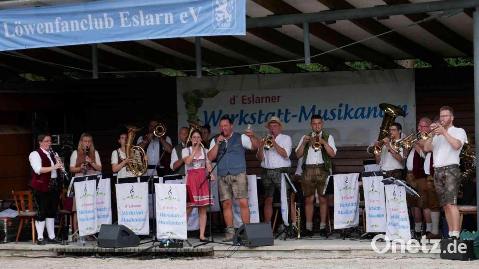 Eine Premiere ist der Auftritt des Gesangs-Duos Annalena Zilk und Manuel Meckl mit den &quot;Werkstatt-Musikanten&quot;. Bild: gz