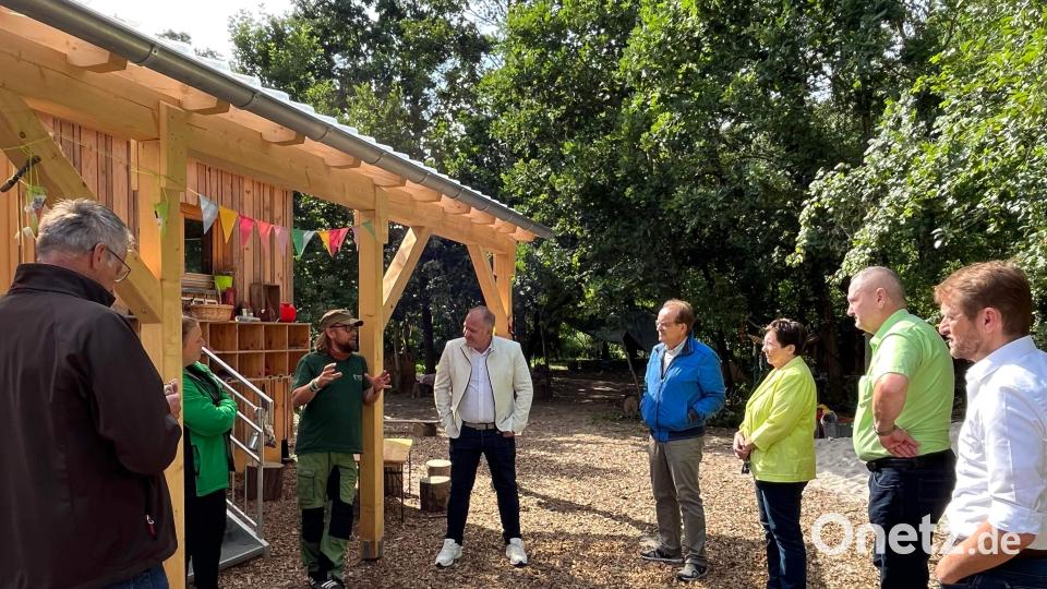 Vor dem Kindergarten-Blockhaus erläutern Learning-Campus-Geschäftsführer Stephan Müller (Dritter von links) Schnaittenbachs Bürgermeister Marcus Eichenmüller (Vierter von links) den Hirschauer CSU-Gästen das Konzept des Schnaittenbacher Waldkindergartens. Mit im Bild: Hirschaus Bürgermeister Hermann Falk (links), Bereichsleiterin Sabrina Sonner (Zweite von links) sowie (von rechts) Fraktionsvorsitzender Christian Gnan, Stadtrat Josef Luber, Zweiter Bürgermeisterin Bärbel Birner und Stadtrat Hans-Jürgen Schönberger. Bild: u