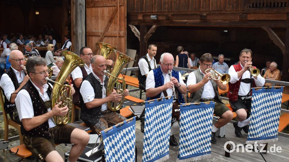 Mit zünftiger Blasmusik begeistert die Kapelle &quot;Bayerisch Blech&quot; ihre Zuhörer. Bild: bnr