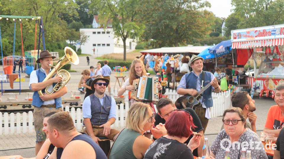 Die Musikanten von &quot;Saba z´dreckat&quot; begleiteten nicht nur den &quot;Bäff&quot; bei seinen Gstanzln sondern sorgten auch spät Abends noch für eine tolle Stimmung. Bild: mrr
