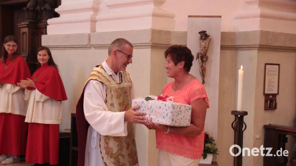 Stadtpfarrer Dr. Thomas Vogl bei der Verabschiedung von Sieglinde Pfeil. Bild: Monika Demmer/exb