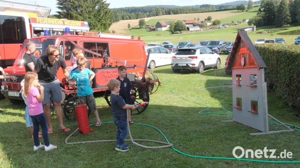 Die Kinder haben großen Spaß mit der Kübelspritze. Bild: pi