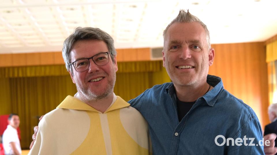 Pfarrer Christoph Melzl (links) bedankt sich bei seinem evangelischen Kollegen Helgo Boehlkau (rechts) für die langjährige Zusammenarbeit. Bild: Hirsch
