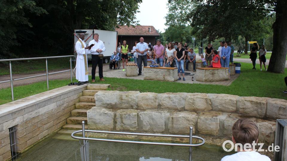 Pfarrer Ccharles Nwarmiro und Bürgermeister Stefan Braun bei der Einweihung der Anlage. Bild: aun