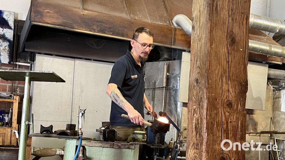 Im Glasdorf Weinfurtner in Arnbruck zeigte ein Glasmacher, wie Glas hergestellt, eingefärbt und verarbeitet wird. Bild: rpp