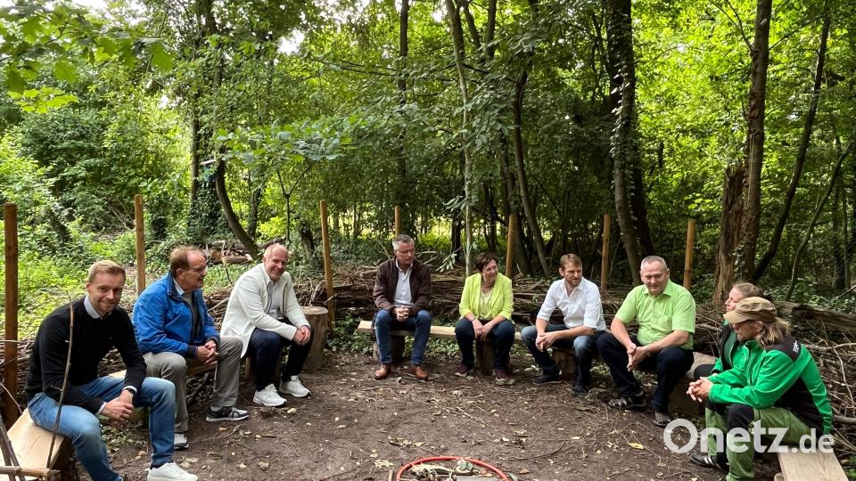 Die Kinder des Waldkindergartens halten sich das ganze Jahr über im Freien auf, bilden zu den verschiedensten Anlässen einen Sitzkreis wie hier die CSU-Delegation. V. l.: SR Manuel Falk, SR Dr. Hans-Jürgen Schönberger, Bgm. Marcus Eichenmüller (Schnaittenbach), Bgm. Hermann Falk (Hirschau), 2. Bgm. Bärbel Birner, Fraktionsvors. Christian Gnan, SR Josef Luber, Bereichsleiterin Sabrina Sonner und Geschäftsführer Stephan Müller. Bild: u