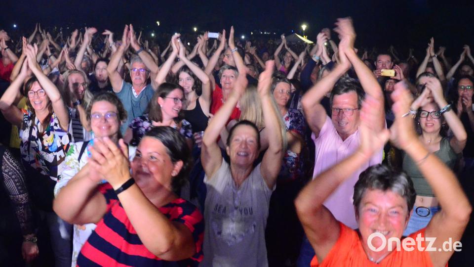 Über 4000 Besucher wollen ein letztes Mal für dieses Jahr die Serenaden im Max-Reger-Park in Weiden erleben. Bild: Kunz