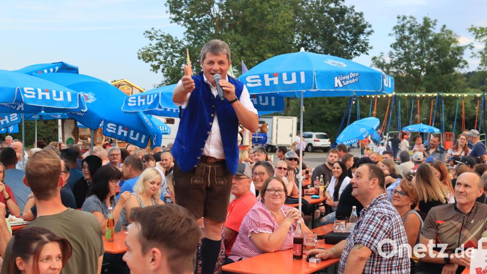 Der Bäff derbleckt bei seinem Auftritt auf der Riedener Kirwa so manchen Besucher. Bild: mrr