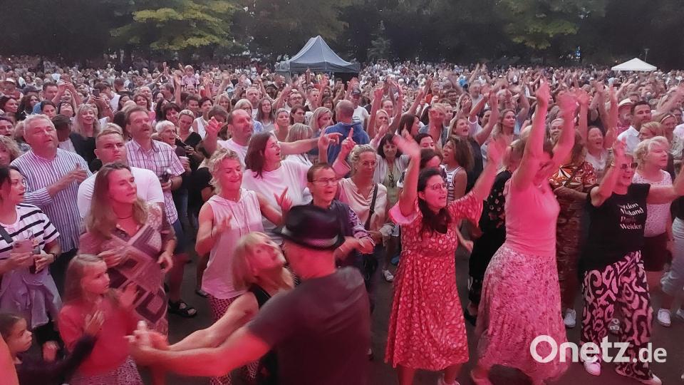 Über 4000 Besucher wollen ein letztes Mal für dieses Jahr die Serenaden im Max-Reger-Park in Weiden erleben. Bild: Kunz