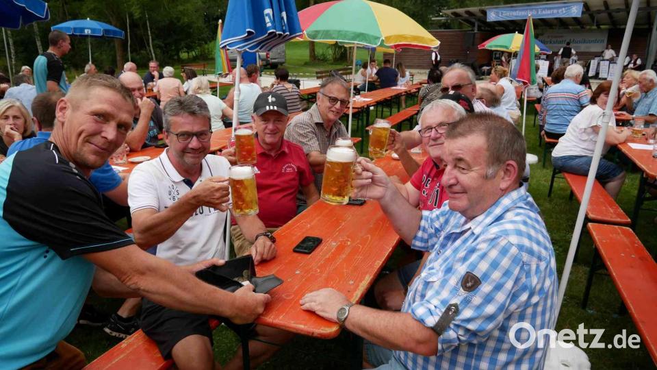 Die Bedienungen des Löwenfanclubs versorgen die Gäste mit flüssiger Kost. Bild: gz