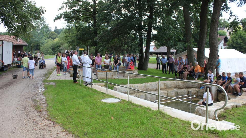 Pfarrer Ccharles Nwarmiro und Bürgermeister Stefan Braun eröffnen in Beisein zahlreicher Bürger offiziell die neue Kneipp-Anlage. Bild: aun