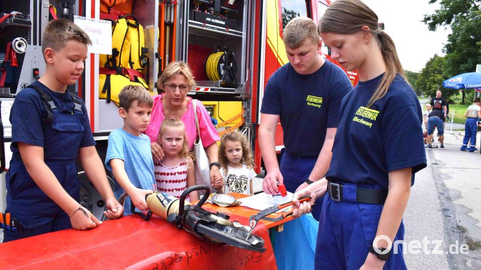 Junge Aktive der Illschwanger Feuerwehr ermöglichen es den Kindern, Rettungsschere und Spreizer auszuprobieren. Bild: no